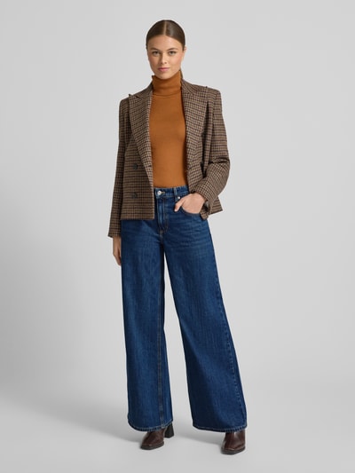 Frauenmodel trägt Jeans mit 5-Pocket-Design Modell 'ANNIE' von Mango aus Reine Baumwolle im Lockerer-Schnitt, Ganzkörperansicht von vorne.