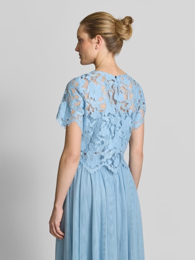Frauenmodel trägt Blusenshirt aus Spitze mit Rundhalsausschnitt von V by Vera Mont, hellblau, Material-Mix, Regular Fit, Rückenlänge 45 cm, Ganzkörperansicht Rückansicht.