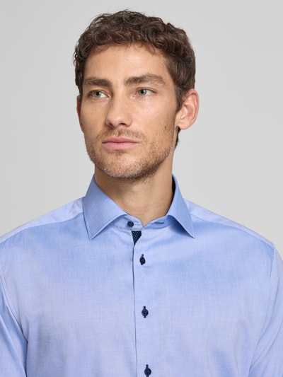 Männermodel trägt Regular Fit Business-Hemd aus Reine Baumwolle mit Kentkragen von ETERNA, Knopfleiste, 1/2-Arm, Nahaufnahme Oberkörper.