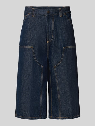 Produktfoto, Jeans-Bermudas aus reiner Baumwolle Modell 'Double' von Carhartt Work In Progress, dunkelblau mit Kontrastnähten, 5-Pocket-Design, lockerer Loose Fit, sichtbare Gürtelschlaufen, Knopf- und Reißverschluss, strukturierte Baumwoll-Textur.