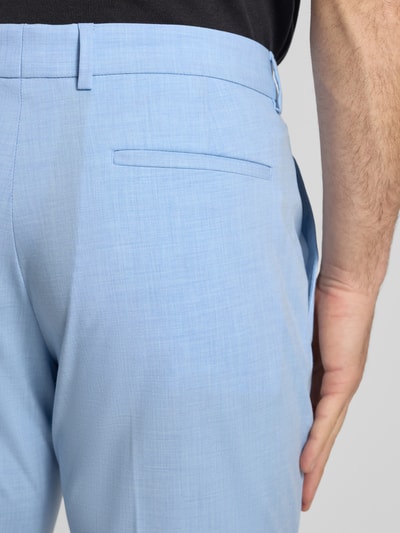 Männermodel trägt Regular Fit Anzughose mit Viskose-Anteil von s.Oliver BLACK LABEL, hellblauer Melange, Detailaufnahme Rückansicht.