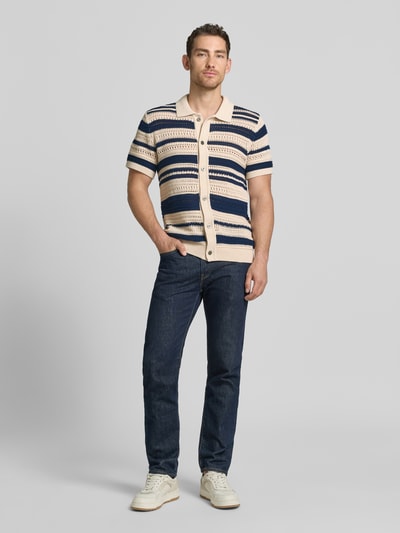 Männermodel trägt Modern Fit Freizeithemd in Strick-Optik mit Knopfleiste von Jack & Jones Premium, gestreift, Reine gewachste Baumwolle, Kentkragen, Modell 'BLUHAMILTON', Ganzkörperansicht von vorne.