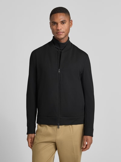 Männermodel trägt schwarze Regular Fit Sweatjacke mit Viskose-Anteil Modell 'Cross' von CINQUE, Reißverschluss, Stehkragen, Ganzkörperansicht von vorne.