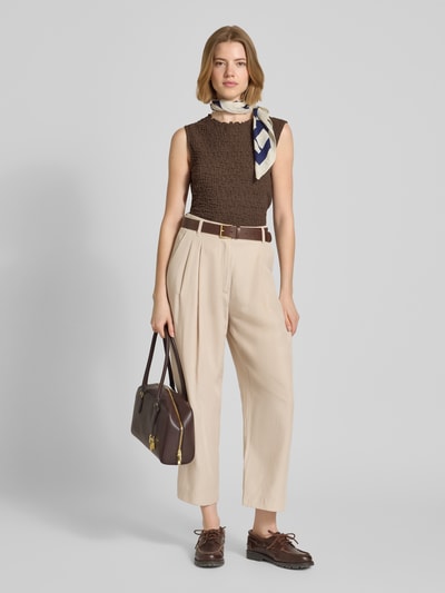 Vrouwenmodel draagt Top met structuurpatroon en ronde hals van Jake*s Collection, katoenmix met stretch, slim fit, ruglengte maat S 47 cm, kleurencombinatie bruin en beige, gladde en gestructureerde texturen, volledige lichaamsopname van voren.