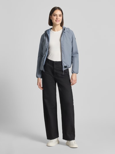 Vrouwenmodel draagt dames jack met capuchon en labeldetail model 'SHELLY2' van khujo in regular fit, ganzichaamsvooraanzicht