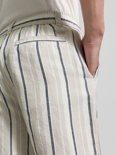 Männermodel trägt Straight Leg Chinoshorts Leinen-Baumwoll-Mix Modell 'CHINO_ST_SHORTS_2' von BOSS Orange, Optik:Allover-Muster, Gestreift, Nahaufnahme Oberkörper.