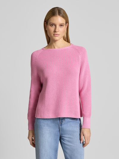 Vrouwenmodel draagt Regular Fit Strickpullover aus reiner Baumwolle van Marc O'Polo, look: effen, pasvorm: regular fit, ronde hals, lange mouwen, raglanmouwen, materiaalverwerking: knitwear, puur katoen, ganzkörperansicht van voren.