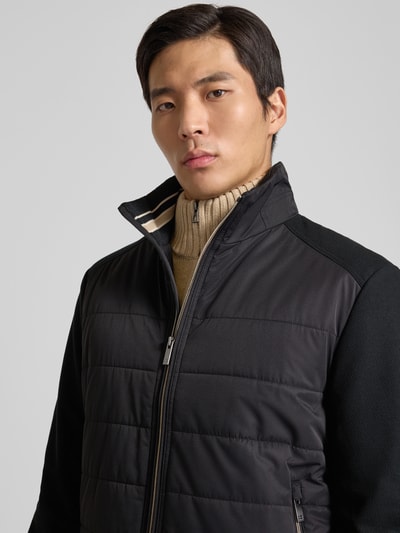 Mannelijk model draagt Jacke met Stehkragen van Christian Berg Men in zwart met ritssluiting, ritszakken, ribboorden, regular fit, Nahaufnahme bovenlichaam. Ruglengte maat M: 26 cm, schouderbreedte: 19 cm, borstwijdte: 19 cm, mouwlengte: 26 cm.