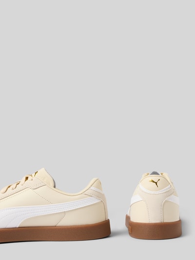 Produktfoto, Sneaker aus Leder mit Logo-Details Modell 'Club II' von PUMA, cremefarben mit weiß, strukturierte Sohle, abgerundete Form.