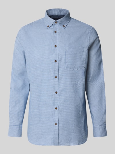 Produktfoto, Regular Fit Freizeithemd mit Button-Down-Kragen von Christian Berg Men in Hellblau mit feinem Karomuster, reine Baumwolle, sichtbare Knopfleiste und Brusttasche