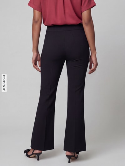 Vrouwenmodel draagt zwarte regular fit bell bottom uit viscosemix model 'NANOU' van SEDUCTIVE, Dames, geheel lichaamsaanzicht achteraan
