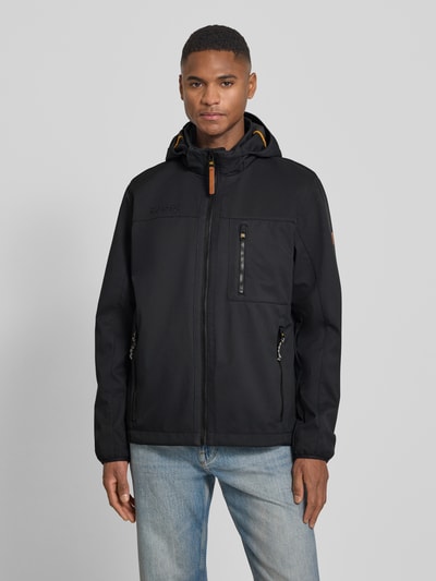 Männermodel trägt schwarze Jacke mit Reißverschlusstaschen von camel active, gerade Passform, Kapuze, Statement-Stitching, Ganzkörperansicht von vorne