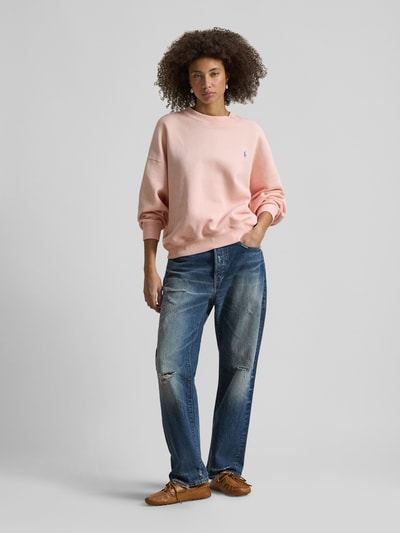 Modelka nosi Regular Fit Sweatshirt aus Baumwoll-Mix od Polo Ralph Lauren, jednolity kolor, logo, bawełniany miks, widok całej sylwetki z przodu.