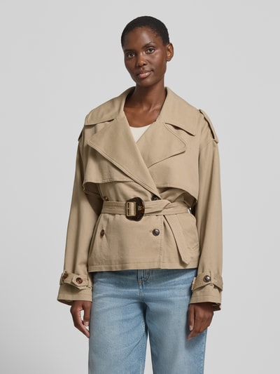 Frauenmodel trägt Boxy Fit Trenchcoat-Jacke aus Baumwoll-Leinen-Mix Modell 'ACLUNDA-1-W' von HUGO, efekt: jednolity kolor, krój: pudełkowy krój, kołnierz z połami, listwa guzikowa 2-rzędowa, pasek, aplikacja: pagony, rękaw: długi rękaw, zakończenie rękawów: patka, wpuszczane kieszenie boczne, mieszanka bawełny i lnu, Ganzkörperansicht von vorne.