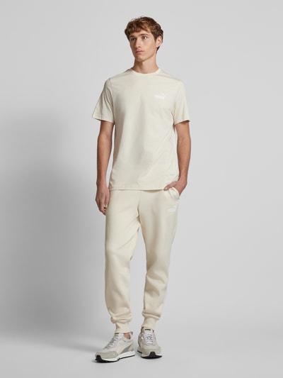 PUMA PERFORMANCE Relaxed Fit Sweatpants mit Label-Print Offwhite 1