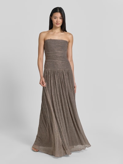 Frauenmodel trägt schimmerndes Off-Shoulder-Kleid mit Drapierungen von Jake*s Cocktail, figurbetonter Schnitt, Ganzkörperansicht von vorne, Damen Maxikleid, Rückenlänge 132 cm, Brustweite 42 cm bei Größe 36.