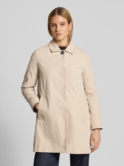 Frauenmodel trägt Mantel mit verdeckter Knopfleiste und Eingrifftaschen von Christian Berg Woman Selection, Kentkragen, beige Farbe, glatte Textur, gerader Schnitt, Rückenlänge 87 cm, Schulterbreite 40 cm, Brustweite 54 cm, Ärmellänge 62 cm, Ganzkörperansicht von vorne.