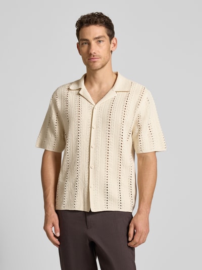 Männermodel trägt Strickshirt mit Reverskragen und Knopfleiste von JAKE*S STUDIO MEN, Baumwoll-Mix, Regular-Fit, Nahaufnahme Oberkörper.