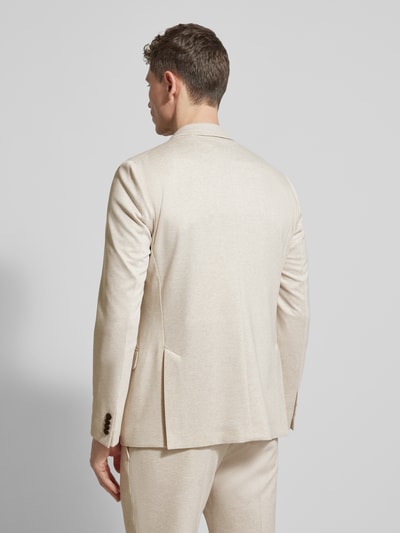 Männermodel trägt Regular Fit Blazer aus Viskose-Mix mit Zierbesatz von Roy Robson in Beige, glatte Struktur, Ganzkörperansicht Rückansicht. Herren Blazer mit Reverskragen, Brusttasche, Pattentaschen und 2-Knopfleiste, Bundweite 44 cm, Rückenlänge 71 cm, Schulterbreite 44 cm, Ärmellänge 65 cm bei Größe 50.