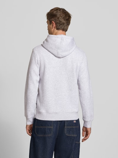 Männermodel trägt Relaxed Fit Hoodie aus katoenmix Model 'KYLE' van JACK & JONES met capuchon, labeldetail en kangoeroezak, ruglengte bij maat M 67 cm, mouwlengte maat M 65 cm, Ganzkörperansicht Rückansicht.