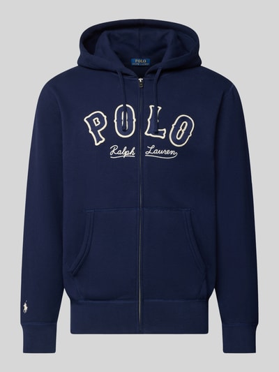 Produktfoto, Sweatjacke mit Label-Stitching und Känguru-Tasche von Polo Ralph Lauren w kolorze granatowym, bawełna, regular fit, kaptur z troczkiem, zamek błyskawiczny, kieszeń kangurka, logo z przodu, wykończenie gładkie, kontekst: długość tyłu 70 cm, długość rękawa 65 cm