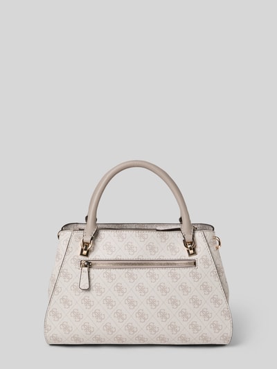 Produktfoto, Handtasche in Leder-Optik Modell 'Noelle' von Guess, beżowy kolor, złote detale, allover-logo-print, główna komora na zamek, odpinany pasek na ramię, szerokość w rozmiarze 32 cm, długość 21 cm, głębokość 12 cm, długość paska 120 cm
