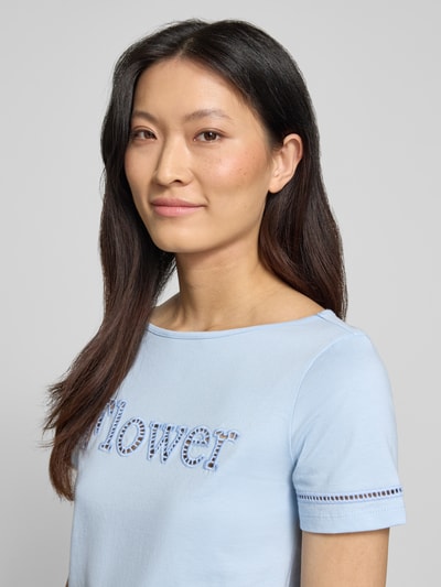 Frauenmodel trägt T-Shirt mit Lochstickerei und Rundhalsausschnitt von Jake*s Casual aus Reine Baumwolle, Regular-Fit, Nahaufnahme Oberkörper.