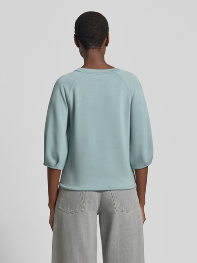 Frauenmodel trägt Sweatshirt mit 3/4-Arm und Tunnelzug von Zero aus Material-Mix mit Viskose-Anteil, Regular-Fit, Rückenansicht.
