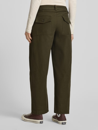 Modelka kobieca nosi Barrel Fit Jeans mit Baumwoll-Anteil Modell 'CLAIR' od Only, kolor gładki khaki, denim, widok całej sylwetki z tyłu.
