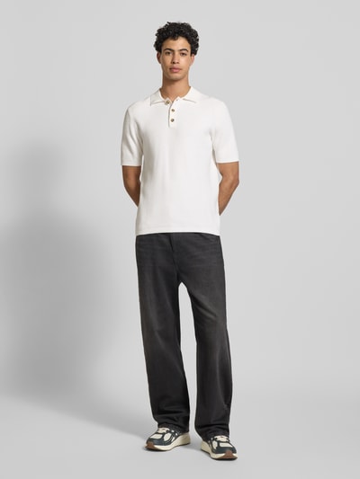 Männermodel trägt Regular Fit Poloshirt aus reiner Baumwolle Modell 'ERIC' von Only & Sons, Optik: Unifarben, Struktur, Strick, Polokragen, Kurzarm, Ganzkörperansicht von vorne.