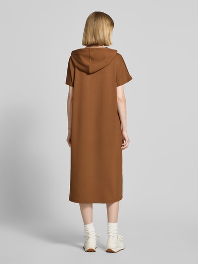 Frauenmodel trägt Sweatkleid mit Kapuze von Soyaconcept in Braun, Material-Mix mit Modal-Anteil, Gerader-Schnitt, Midikleid, Label-Print, Ganzkörperansicht Rückansicht.