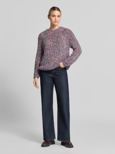 Kobieta modelka nosi Regular Fit Pullover mit Schurwoll-Anteil in Strick-Optik od Rich & Royal, elastyczna mieszanka materiałów z dodatkiem żywej wełny, krój regular fit, imitacja dzianiny, okrągły dekolt, długi rękaw, długość tyłu w rozmiarze S: 54 cm, długość rękawów w rozmiarze S: 66 cm, kolorowa tekstura, proste kształty, widok całej sylwetki z przodu.