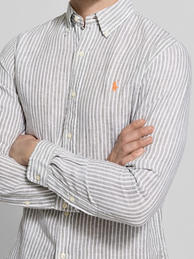 Männermodel trägt Regular Fit Freizeithemd aus reinem Leinen von Polo Ralph Lauren, gestreift, mehrfarbig, Nahaufnahme Oberkörper.