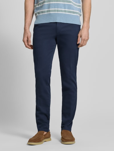 Mężczyznamodel nosi Hose mit Gesäßtaschen Modell 'Lupus' od MMX, granatowy bawełniano-elastanowy krój slim fit, casualowy styl, Szerokość w rozmiarze 32/32: 42 cm, długość nogawki: 83 cm, widok całej sylwetki z przodu.