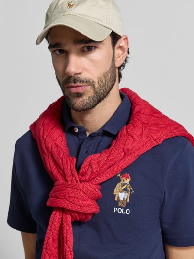 Mężczyznamodel nosi Regular Fit Poloshirt aus reiner Baumwolle von Polo Ralph Lauren, efekt: jednolity kolor, krój regular fit, wyhaftowane logo, kołnierzyk polo, krótki rękaw, bawełna, zbliżenie na górną część ciała.