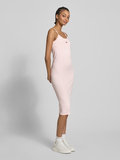 Tommy Jeans Midikleid in Ripp-Optik Rosa 1