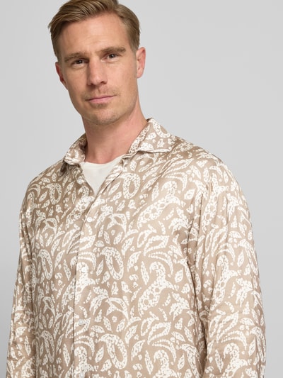 Männermodel trägt Loose Fit Freizeithemd aus Viskose Modell 'Matty' von JOOP! Collection im Allover-Look mit Kentkragen, Nahaufnahme Oberkörper.