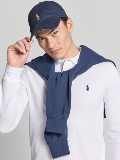 Männermodel trägt Regular Fit Poloshirt aus reiner Baumwolle von Polo Ralph Lauren, Optik: Unifarben, Logo-Stitching, Polokragen, Langarm, Materialverarbeitung: Piqué, Nahaufnahme Oberkörper.