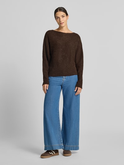 Frauenmodel trägt Regular Fit Pullover in Strick-Optik Modell 'Thora' von MOS MOSH, braun, U-Boot-Ausschnitt, Ganzkörperansicht von vorne.
