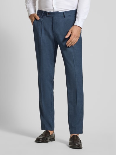 Mannenmodel draagt Anzughose met Persplooien en Paspelzakken Model 'Charlie' van CG – CLUB of GENTS, blauw, regular fit, Steekzakken, bandwijdte maat 50 44 cm, binnenbeenlengte 80 cm, detailopname onderlichaam