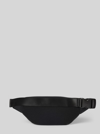 Produktfoto, Belt Bag in Leder-Optik mit Logo-Detail von ARMANI EXCHANGE, schwarz, Trageriemen, Hauptfach mit Reißverschluss, Maße 27x14x6 cm, Länge Schulterriemen 82 cm.