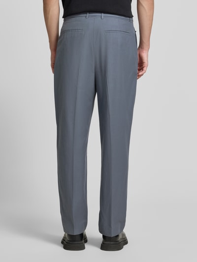 Männermodel trägt Straight Fit Anzughose aus Baumwoll-Lyocell-Mix Modell 'TURBULENCE' von CK Calvin Klein in Optik: Unifarben, Bundfalte, Gürtelschlaufen, Gesäßtaschen, Materialverarbeitung: Twill, Ganzkörperansicht Rückansicht.