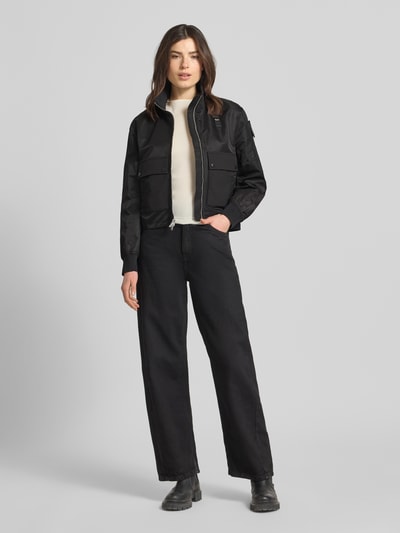 Vrouwenmodel draagt Jacke mit Stehkragen Modell 'CARNY' van Blauer Usa, zwart, rechte fit, opgestikte zakken, elastische mouwuiteinden, vooraanzicht volledig lichaam