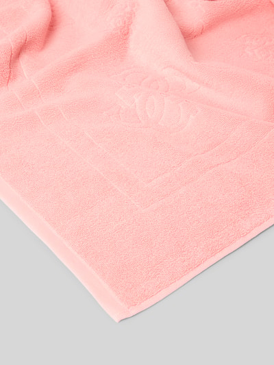 Produktfoto, Handtuch aus Baumwolle mit Logo-Muster von Guess in Rosa, rechteckig, Allover-Look, Textur weich, 102 x 186 cm