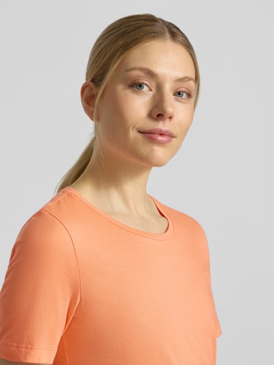 Frauenmodel trägt T-Shirt mit Rundhalsausschnitt von Christian Berg Woman in Apricot, Reine Baumwolle, Regular-Fit, 1/2-Arm, Nahaufnahme Oberkörper. Rückenlänge bei Größe S: 60 cm.