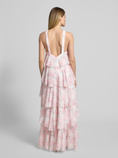 Frauenmodel trägt Volant Abendkleid mit V-Ausschnitt Modell 'FELICIA' von Vero Moda, Optik: Unifarben, Passform: Volantkleid, Maxi-Länge, Ausschnitt: V-Ausschnitt, Verschluss: Nahtreißverschluss, Materialverarbeitung: Chiffon, zarte Pastellfarben mit floralem Muster, weiche fließende Textur, Ganzkörperansicht Rückansicht.