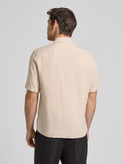 Mężczyzna nosi Regular Fit Freizeithemd aus reinem Leinen von Marc O'Polo, beżowy, lekka faktura, bawełna, krój regular fit, widok z tyłu
