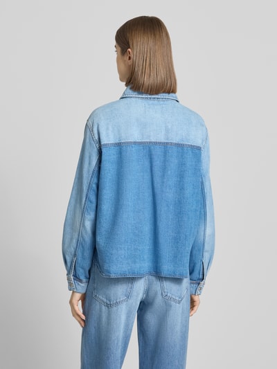 Frauenmodel trägt Relaxed Fit Jeansbluse aus Baumwoll-Ananas-Mix von Marc O'Polo Denim in Denim-Optik, Twill-Materialverarbeitung, Ganzkörperansicht Rückansicht.