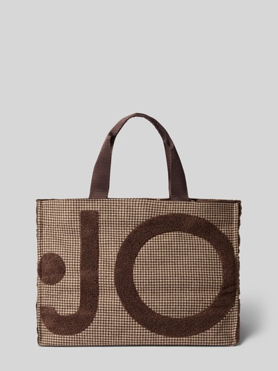 Produktfoto, Tote Bag mit Label-Details von Liu Jo White, beżowo-brązowa tkanina, duże brązowe Logo, uchwyt, Główna przegroda z zamkiem błyskawicznym, odpinany pasek na ramię, przegródka wewnętrzna zapinana na zamek błyskawiczny, Szerokość w rozmiarze 1: 42 cm, Długość w rozmiarze 1: 30 cm, Głębokość w rozmiarze 1: 20 cm, Długość paska na ramię w rozmiarze 1: 42 cm