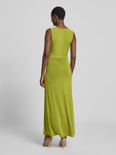 Frauenmodel trägt Regular Fit Maxikleid mit Ziersteinbesatz Modell 'Aimee' von Forever New in Hellgrün, elastischer Material-Mix, taillierte Passform, ärmellos, Cut-Outs, Ganzkörperansicht Rückansicht.